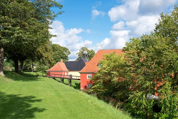 丹麦哥本哈根Kastellet公园 多云的天空下青绿的草坪和红色的建筑物 — 图库照片