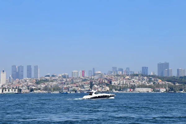 Speed Boat Floats Bosphorus Backdrop Cityscape Istanbul Turkey — Stock Photo, Image