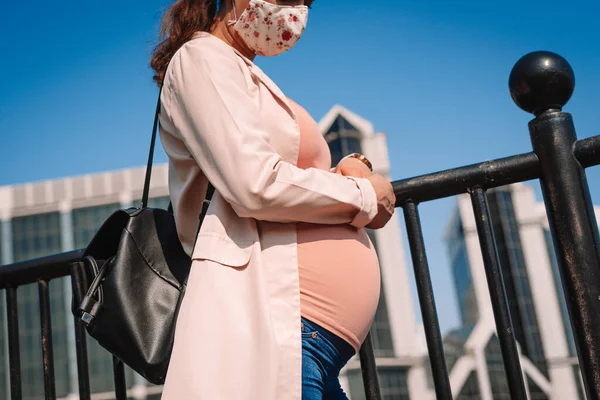 Zwanger Vrouw Masker Straat — Stockfoto