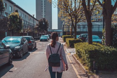 Sokağa çıkan kadın.