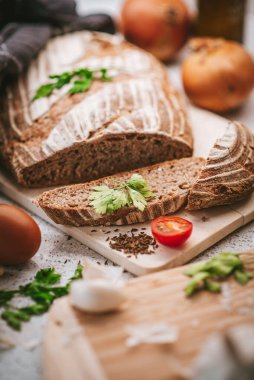 Ev yapımı ekmek ve taze malzemeler dikey