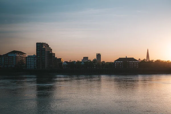 Pôr Sol Junto Rio Arranha Céus — Fotografia de Stock