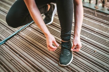 Kadın sabah koşusuna hazırlanıyor.