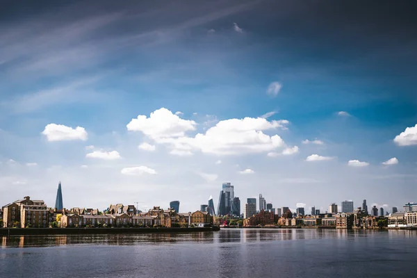 Londra Nın Ufuk Çizgisi Cetrum Mavi Gökyüzü Ile Nehir Kıyısında — Stok fotoğraf