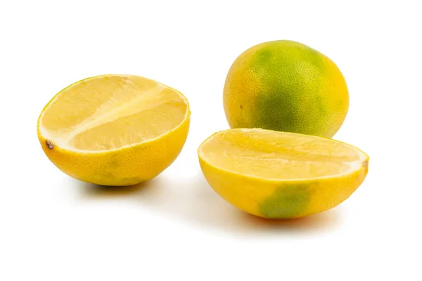 Eine Ganze Gelb Grüne Grapefruit Und Zwei Hälften Auf Weißem — Stockfoto