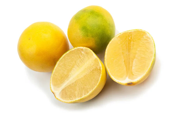 Duas Metades Inteiras Duas Toranja Amarelo Verde Sobre Fundo Branco — Fotografia de Stock