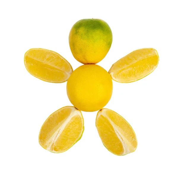 Два Цілих Жовтих Зелених Грейпфрута Чотири Частини Грейпфрута Викладаються Формі — стокове фото
