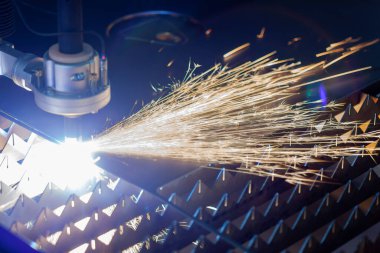 plazma kesme makinesi metal kıvılcımları kesiyor