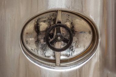 Bira fabrikası, bira tankının kapağı kapalı, silindir konik fermantasyon tankı su damlalarında.