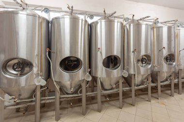 Bira fabrikası, bira tankları su damlalarıyla kaplı.