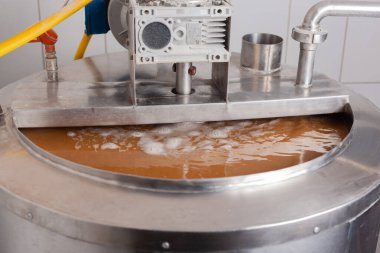 Esrarı karıştırmak için karıştırılmış demleme makinesi. Bira demleme süreci. Bira Fabrikası