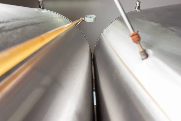 Biergisting Een Biertank Cilindervormige Gistingstank Druppels Water Onderaanzicht — Stockfoto