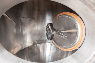 Bira fabrikası, bira tankında kapağı aç, su damlalarında silindir konik fermantasyon tankı.