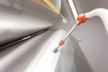 Bira tankında bira fermantasyonu. İki silindir-konik fermantasyon tankı. Alt görünüm