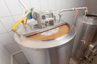 Esrarı karıştırmak için karıştırılmış demleme makinesi. Bira demleme süreci. Bira Fabrikası