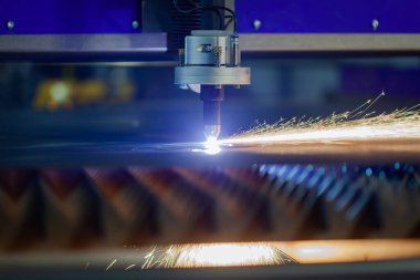 Cnc plazma kesme makinesi metal levha keser. Kıvılcımlar