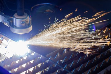 plazma kesme makinesi metal kıvılcımları kesiyor