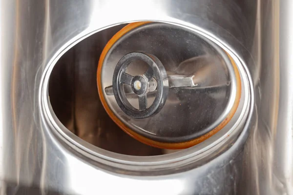 Brouwerij Open Luik Een Biertank Cilinder Conische Gistingstank Druppels Water — Stockfoto