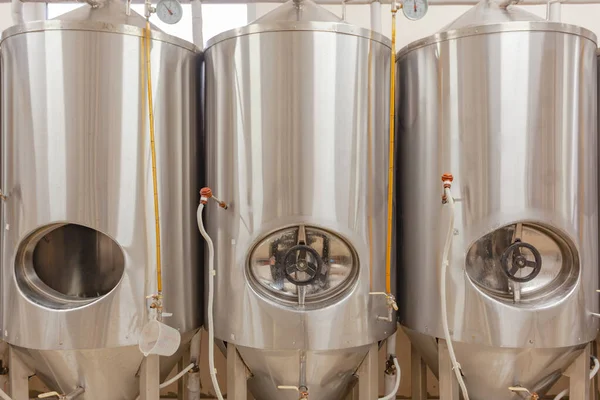 Brouwerij Drie Biertanks Cilinder Conische Gistingstanks Druppels Water Één Luik — Stockfoto