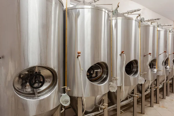 垂直营地罐 圆筒锥形发酵罐 啤酒生产 啤酒罐 — 图库照片