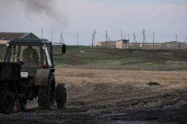 Sıkı çalışmanın ardından traktör sürüyor. Araç toplu çiftliğe gidiyor.. 