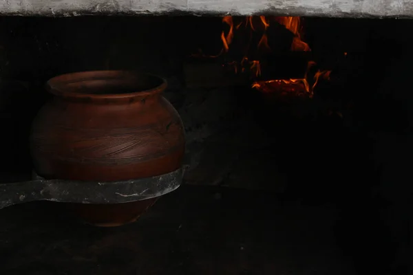Altrussisches Gericht Ist Auf Dem Vormarsch Kochen Ofen Feuer Gelegt — Stockfoto