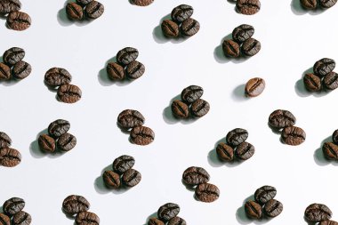 Beyaz arkaplanda kahve çekirdekleri.