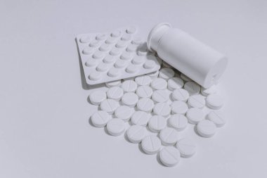 Beyaz arka planda D vitamini tabletleri yakın plan. yiyecek Ek Arkaplan Görünümü.