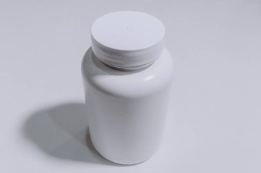 Beyaz arka planda ilaç şişesi. Bir şişe morina ciğeri yağı. Omega 3