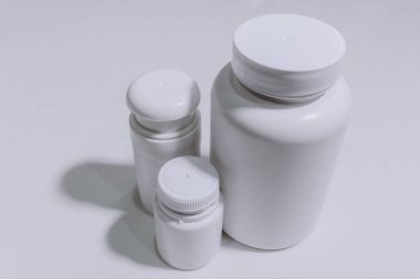 Beyaz arka planda çeşitli ilaç şişeleri..