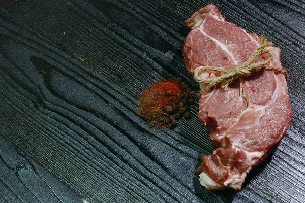 生鲜牛肉牛排 带有烧烤调料 顶部视图 — 图库照片