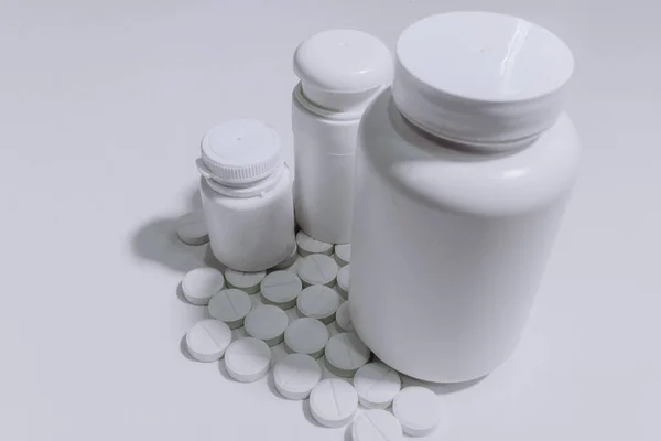 Beyaz Arka Planda Çeşitli Ilaç Şişeleri Vitamini Hapları Yiyecek Katkı — Stok fotoğraf
