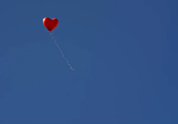 Globo Rojo Forma Corazón Vuela Hacia Cielo Azul Dejar Corazón — Foto de Stock