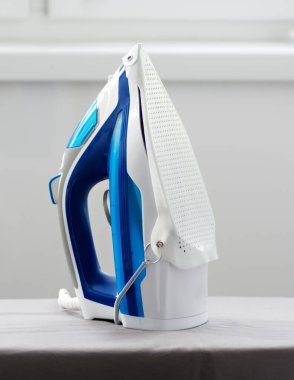 Dik duran silikon pedi olan elektrikli demir.