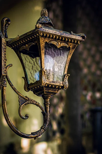 Lanterna Bronze Elétrica Decorativa Forjada Estilo Antigo Close Utilização Editorial — Fotografia de Stock