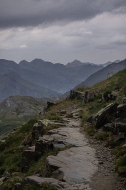 Dağın zirvesine ulaşmadan önce dar bir kaya yolu..
