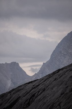 Rüzgarlı bir günde dağın zirvesine ulaşmadan hemen önce kaya oluşumları.