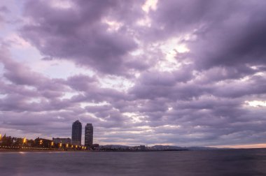 Kumsalda bulutlu bir günde gün doğumu.