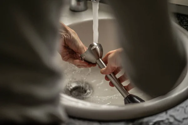 Людина Миє Мікшер Посудомийній Машині Вдома — стокове фото