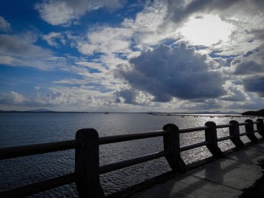 Rüzgâr sana doğru esiyor kumlara yaklaşan dalgaları güneşe doğru genişçe uzanan beyaz kumlar görüntülerle dolu doğal bir güzelliği simgeliyor gökyüzü şimdiye kadar yapılmış en güzel mavi resmiyle mavi.