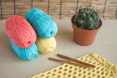 Pamuk ipliği topları, tığ işi, örgü, el yapımı el işi, yaz.