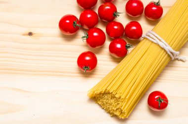 Tahta Tahtadaki Makarna, Kiraz Domatesleri, Baharatlar, Basil, Sarımsak, Yemek Pişirme, İtalyan Mutfağı, Beyaz Arkaplan