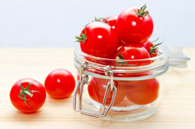 Tahta Tahtadaki Makarna, Kiraz Domatesleri, Baharatlar, Basil, Sarımsak, Yemek Pişirme, İtalyan Mutfağı, Beyaz Arkaplan