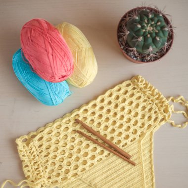 Pamuk ipliği topları, tığ işi, örgü, el yapımı el işi, yaz.