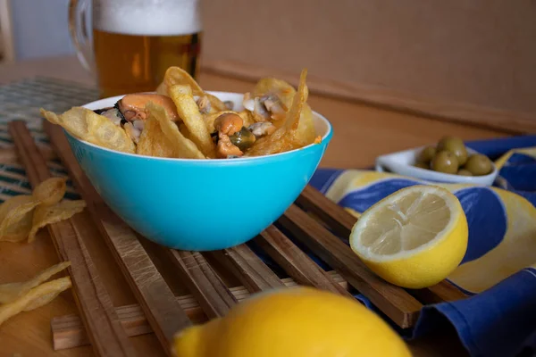 Midye ve midyeyle karıştırılmış patates.