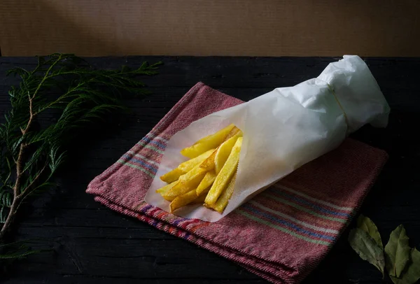 Tahta masada patates cipsi.