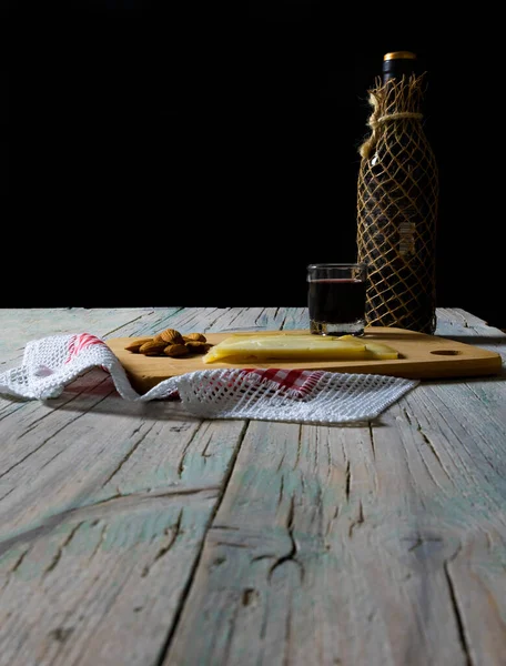  Peynir ve şarap iştahını açar.