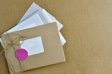 bir mesaj göndermek için hazırlanmış birkaç mektup