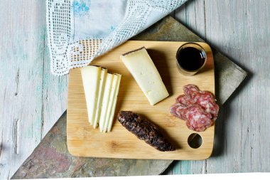 Kan sosisli peynir tahtası ve tipik İspanyol şarabı.