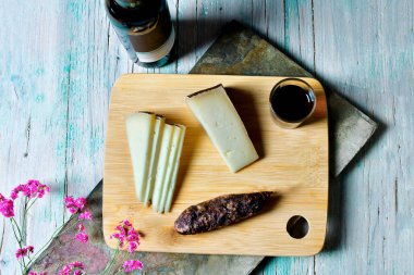 Kan sosisli peynir tahtası ve tipik İspanyol şarabı.